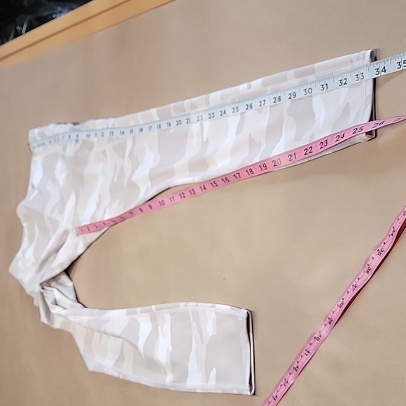 Athleta Size XS Cream/Ivory/Beige Camo Leggings, Zipper Pockets, EUC - Picture 11 of 16